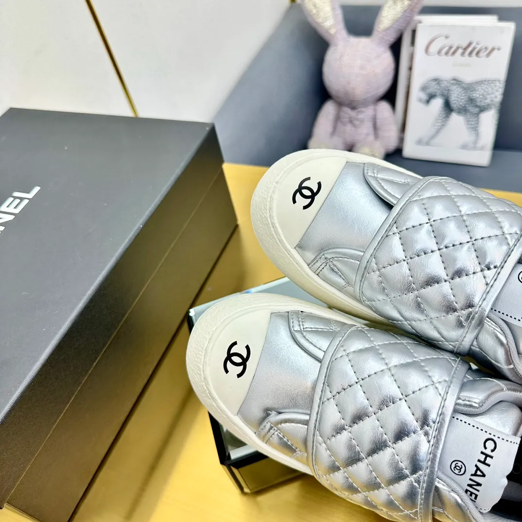 👟👟Ex-factory price 600👟👟 Chanel bread shoes ~ original calfskin panda shoes Chanel 25C latest hot style panda black and white sports shoes casual sneakers Xiaoxiang hot item classic black and white panda color coco girls must pay Fabric: original custom mixed sheepskin lining: original imported breathable mesh lining outsole: Original molded rubber + TPU combination Size: Women's 35-40